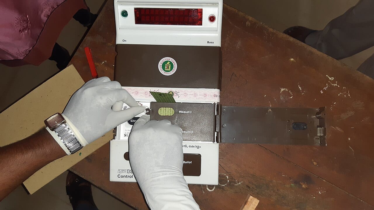 Control unit of an electronic voting machine