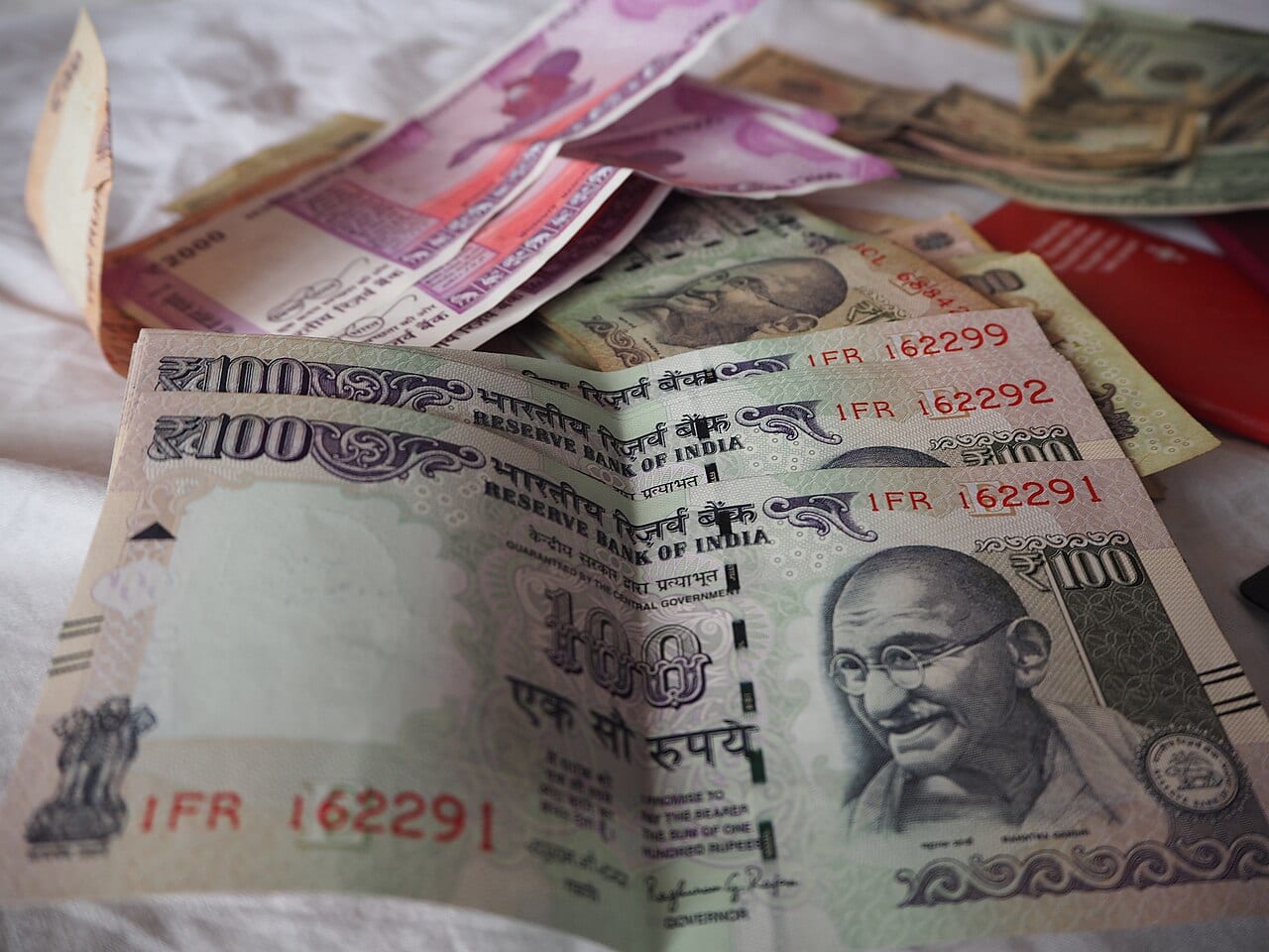Indian ₹100 and ₹2,000 notes