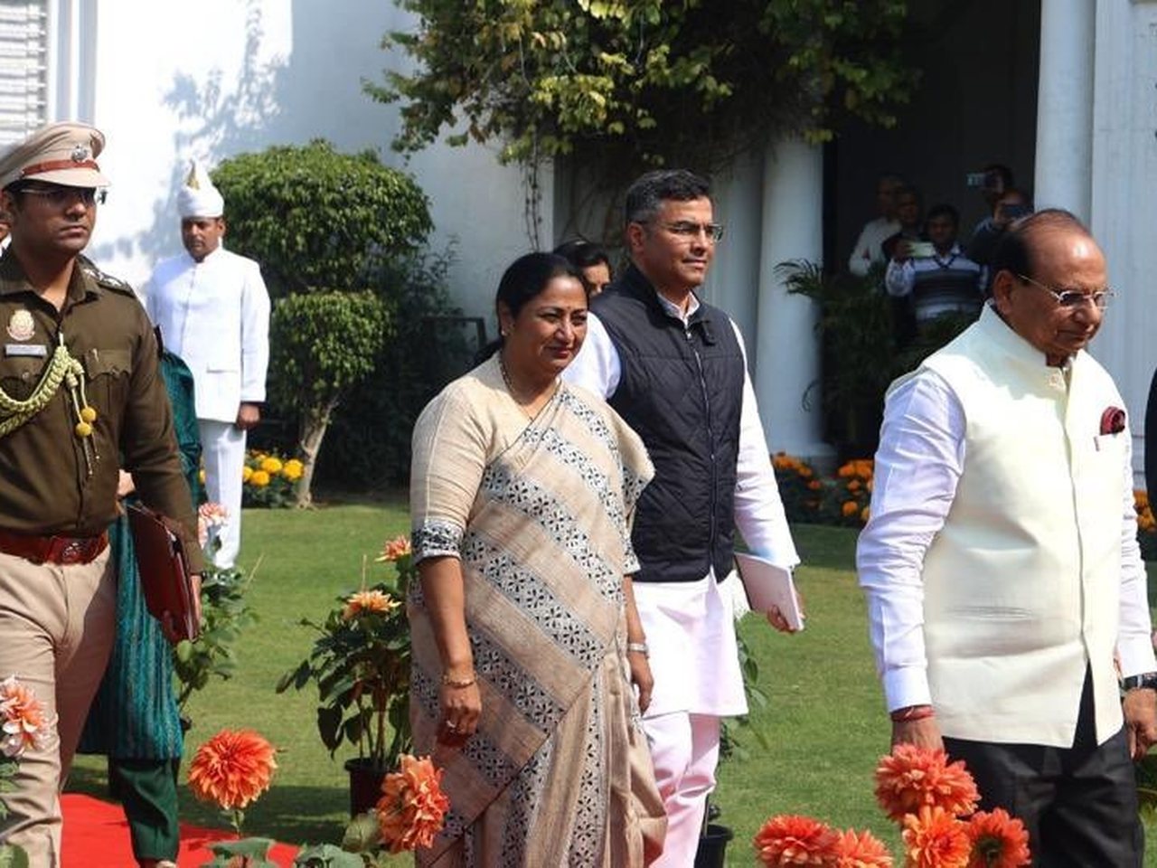 Delhi chief minister Rekha Gupta (centre) with Lieutenant Governor V. K. Saxena (file photo)
