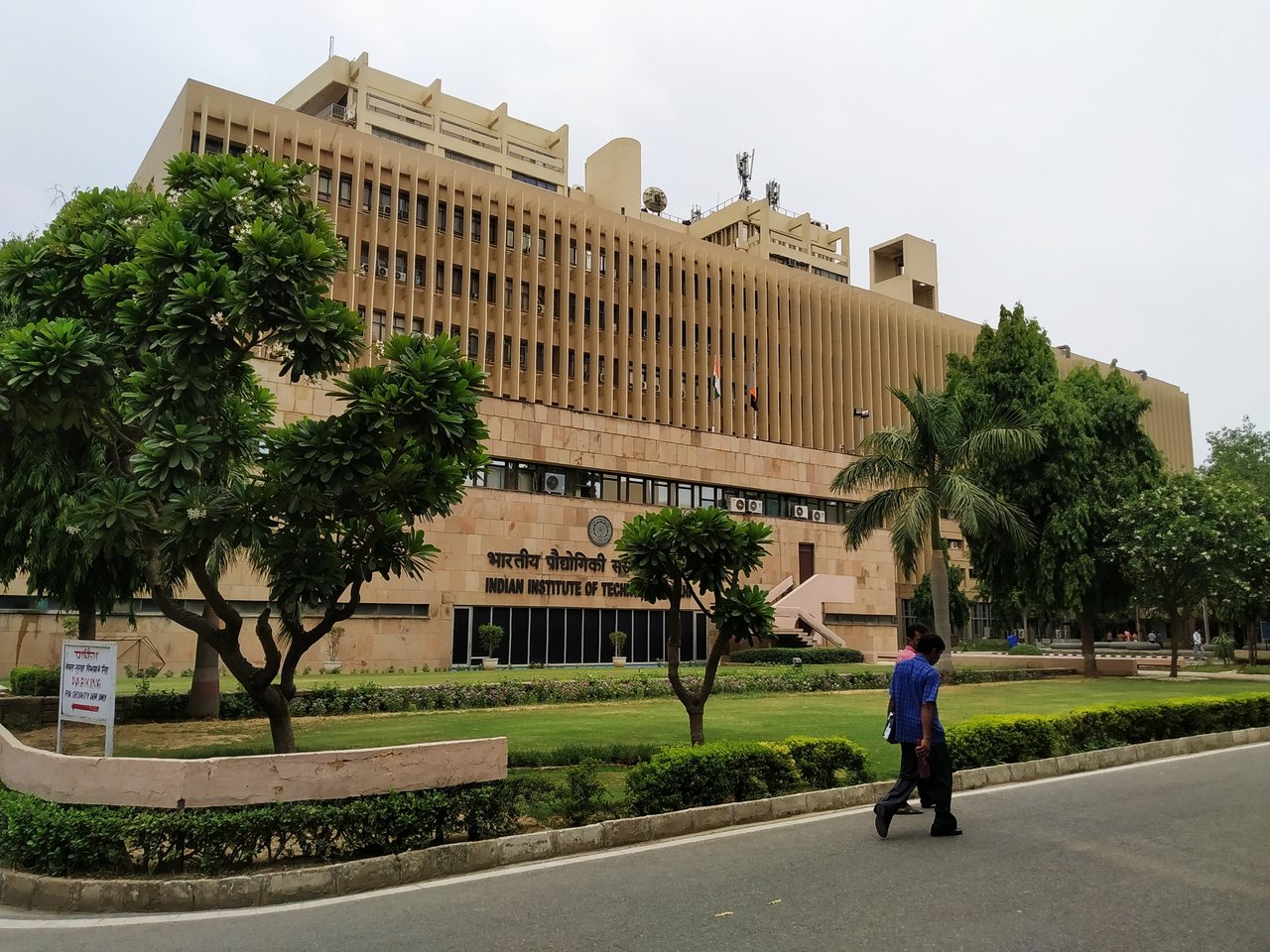 आईआईटी दिल्ली की मुख्य इमारत (फ़ाइल फ़ोटो)