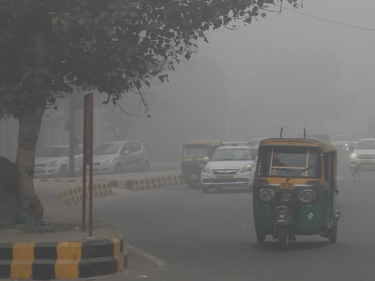 Traffic on a smog-covered street in Delhi (file photo)